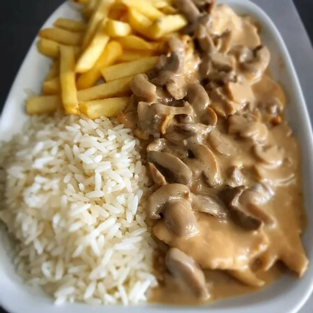 Bifinhos à Pátio com molho de cogumelos, arroz e batata frita