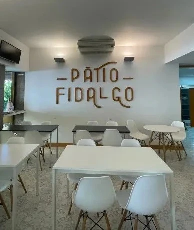 Sala interior com a sinalética da casa