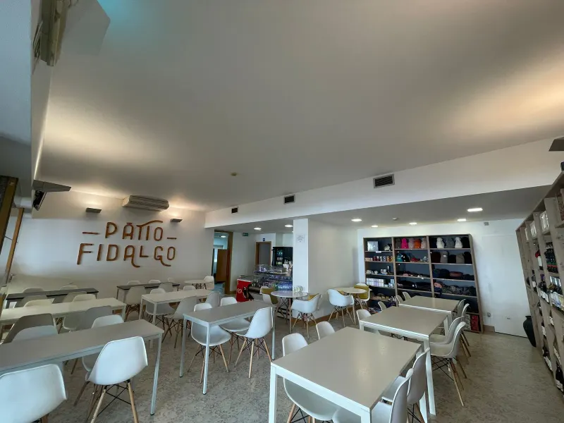 Sala ampla do Pátio Fidalgo, entre o café e a loja