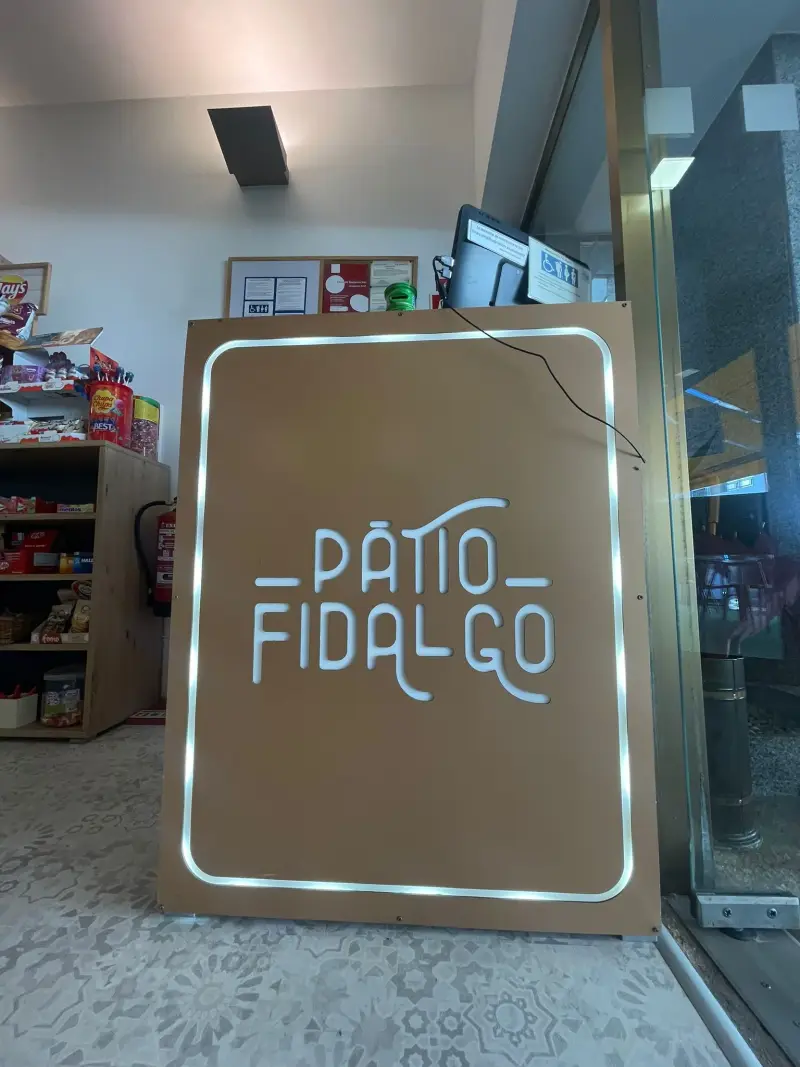Letreiro luminoso do Pátio Fidalgo